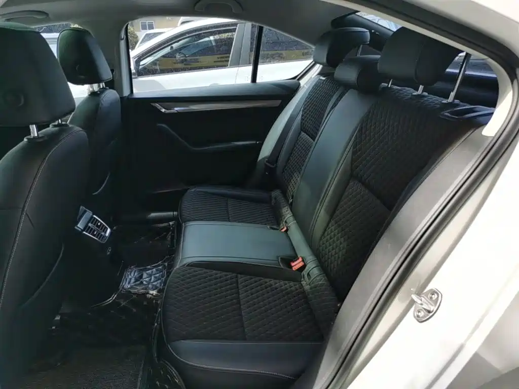 Škoda Octavia 2018 1.6L Automatic Luxury фото 17