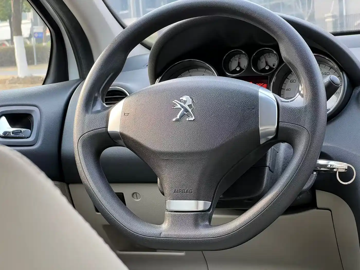 Peugeot 408 2013 2.0L Automatic Comfort Edition фото 7