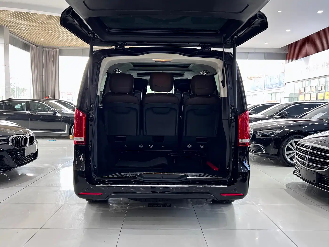 Mercedes-Benz V-Class 2022 V 260 L Long Wheelbase Luxury Edition фото 24