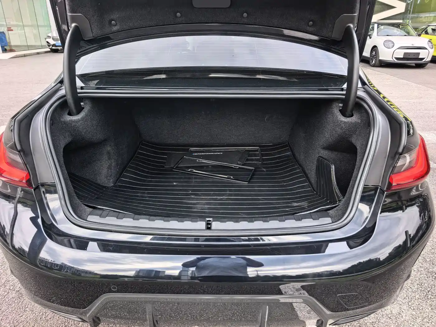 BMW 3 Series 2024 325i M Sport Shadowline Package фото 21