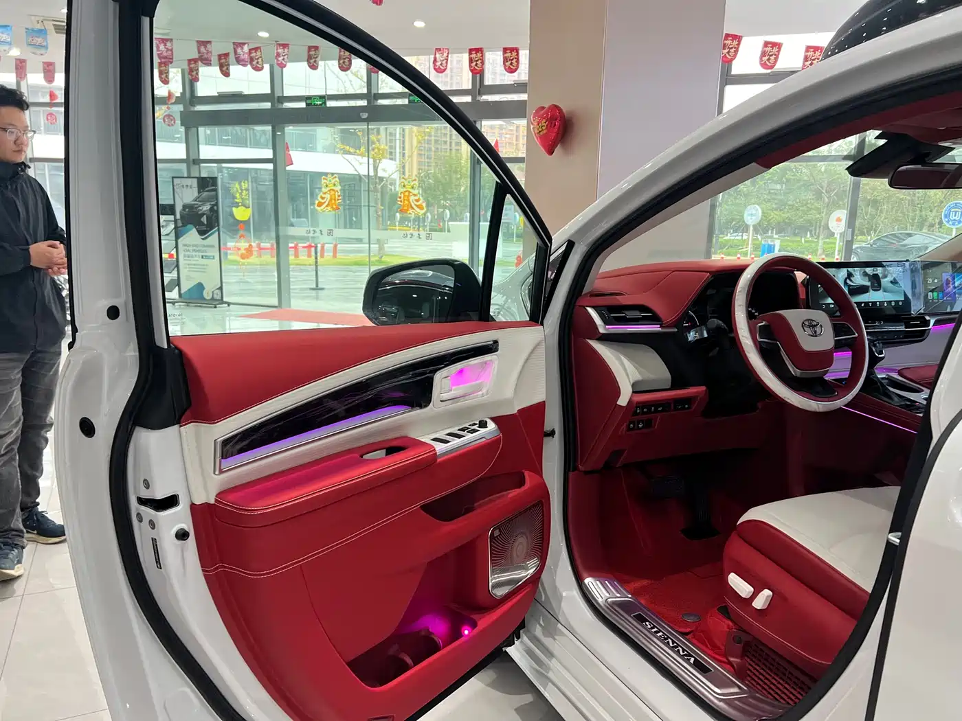 Toyota Sienna 2024 2.5L Hybrid Comfort Edition фото 4