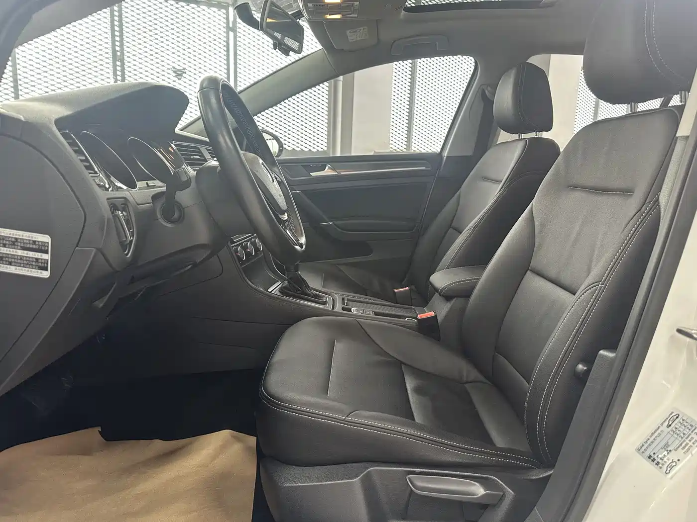 Volkswagen Golf 2017 230TSI Auto Comfort Millionth Anniversary Edition фото 4