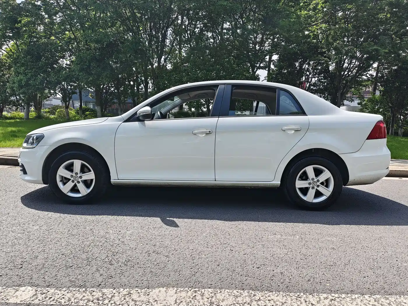 Volkswagen Bora 2014 1.6L Automatic Fashion Edition фото 3