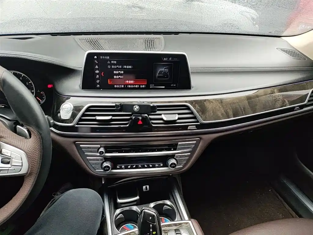 BMW 7 Series 2016 740Li Leading Edition фото 10
