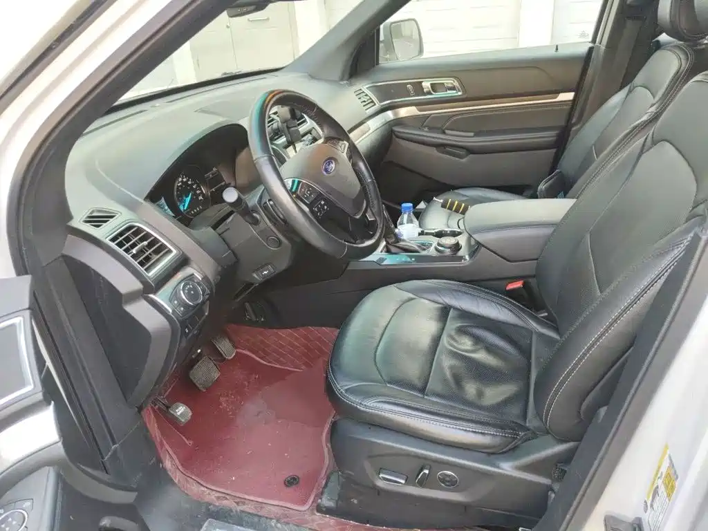 Photo 8 - Ford Explorer (Import)