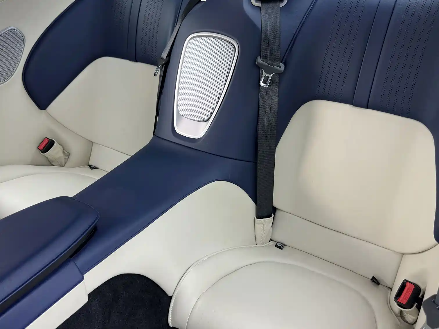 Фото 21 - Aston Martin DB11