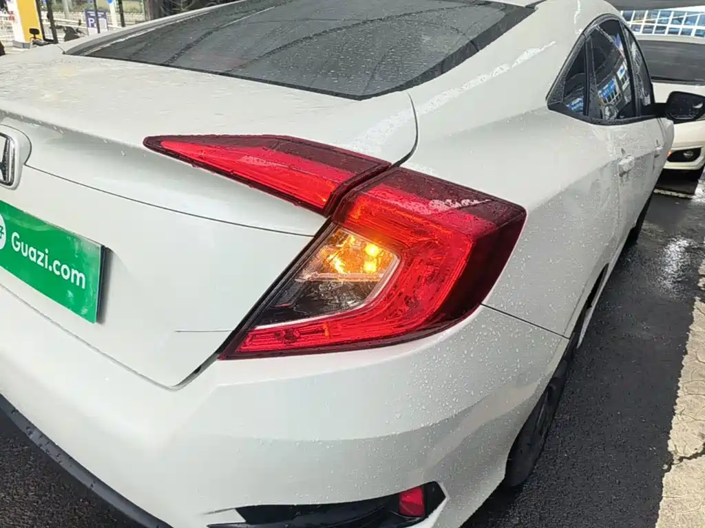 Фото 8 - Honda Civic