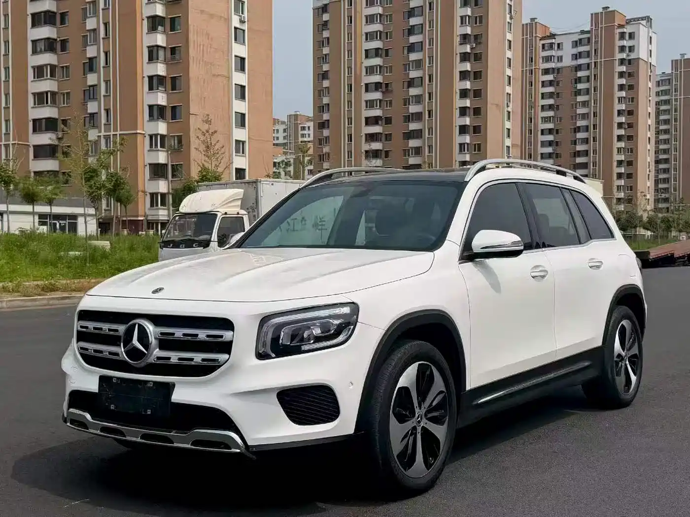 Photo 1 - Mercedes-Benz GLB