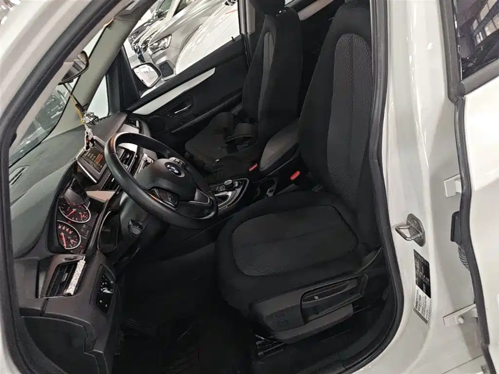 BMW 2 Series Touring 2016 218i Leading фото 15
