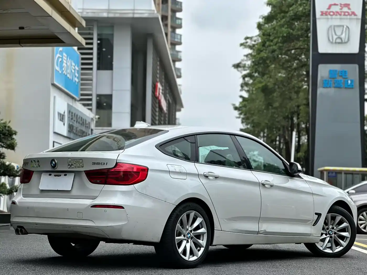 BMW 3 Series GT 2018 320i Fashion фото 3