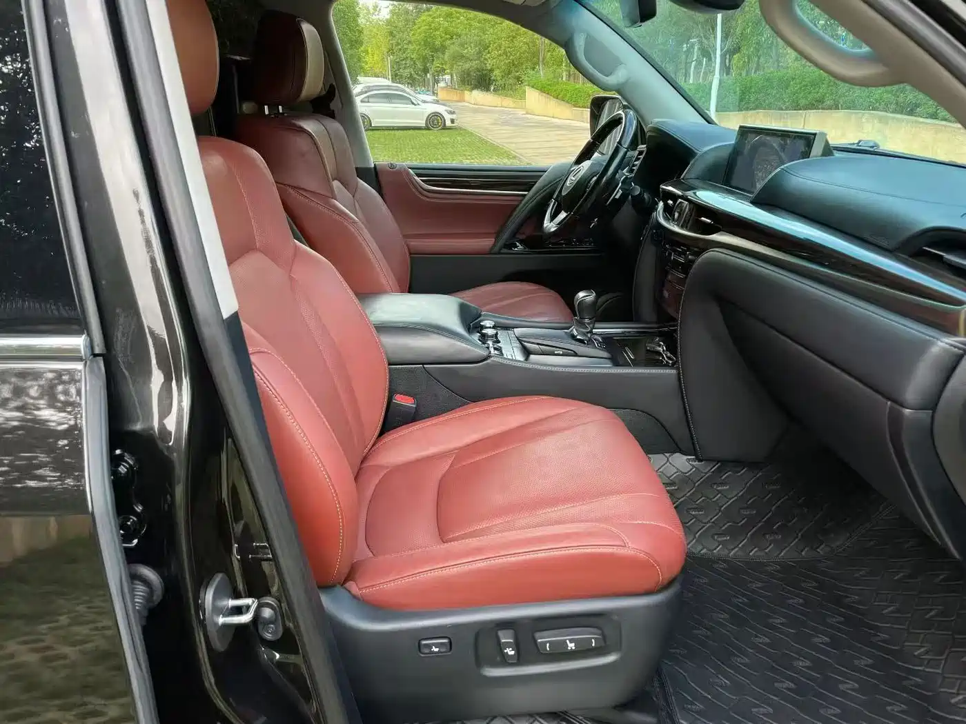 Lexus LX 2016 570 Dynamic Luxury Edition фото 6