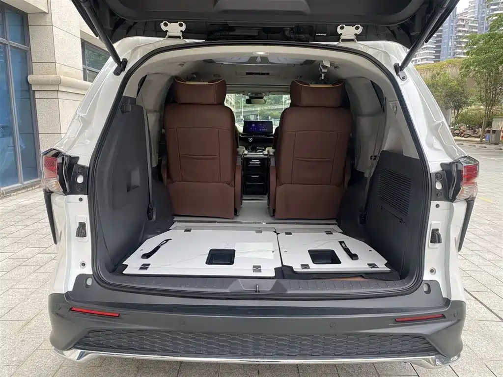 Toyota Granvia 2023 2.5L Hybrid Comfort Edition фото 8