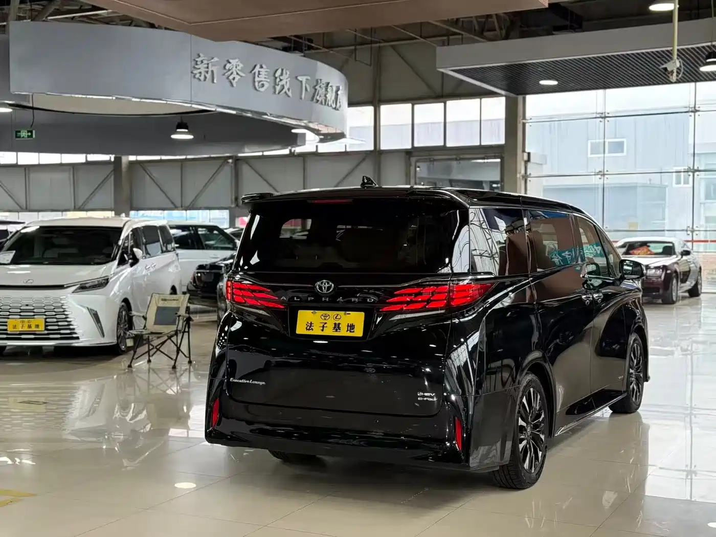 Toyota Alphard 2024 Hybrid 2.5L Ultimate Enjoyment Edition фото 25