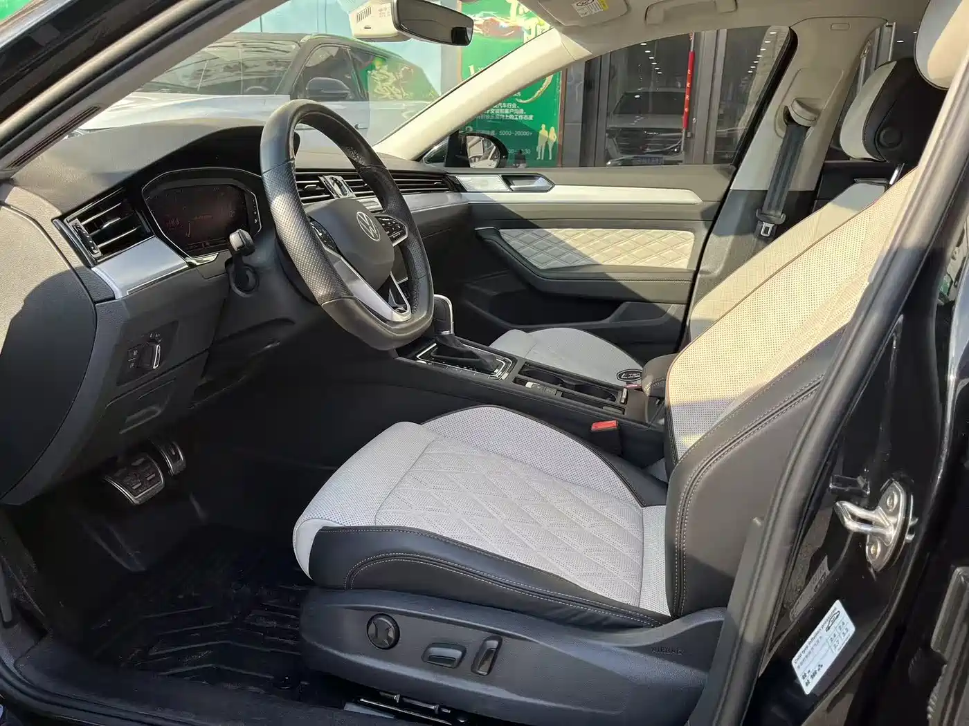Volkswagen Magotan 2023 Model 2 Million Commemorative Edition 330TSI DSG Luxury фото 4