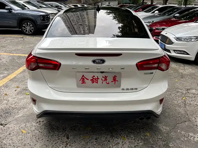 Ford Focus 2021 Sedan EcoBoost 180 Auto ST Line — фото 5