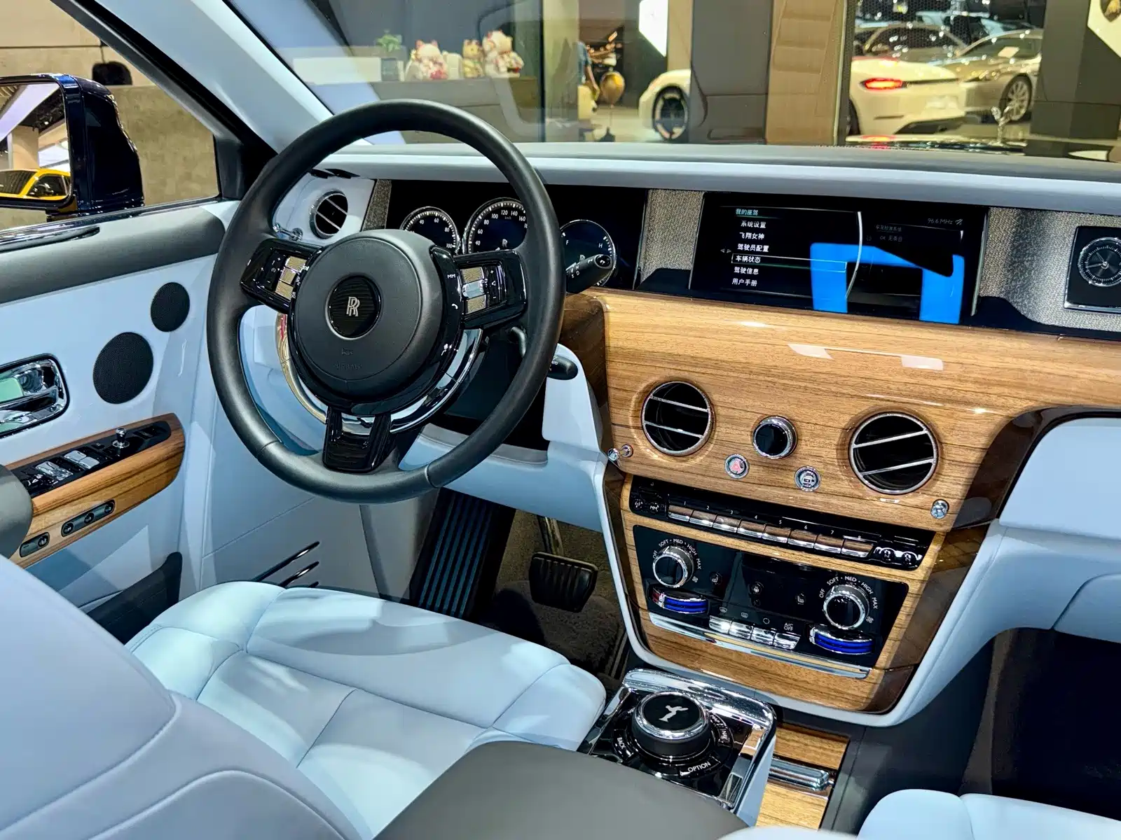 Фото 18 - Rolls-Royce Phantom