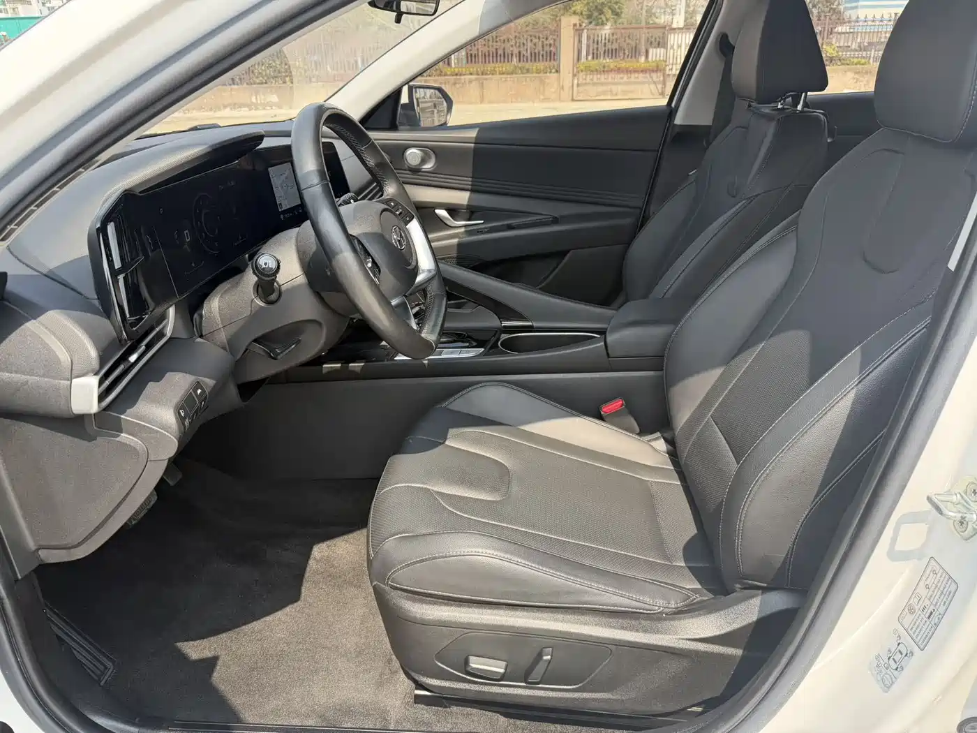 Hyundai Elantra 2021 1.5L CVT LUX Premium Edition фото 7