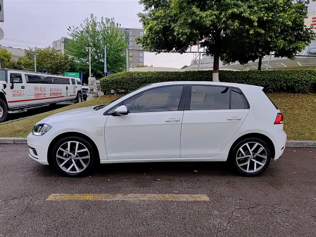 Volkswagen Golf 2020 Beloved Edition 280TSI DSG Comfort фото 3