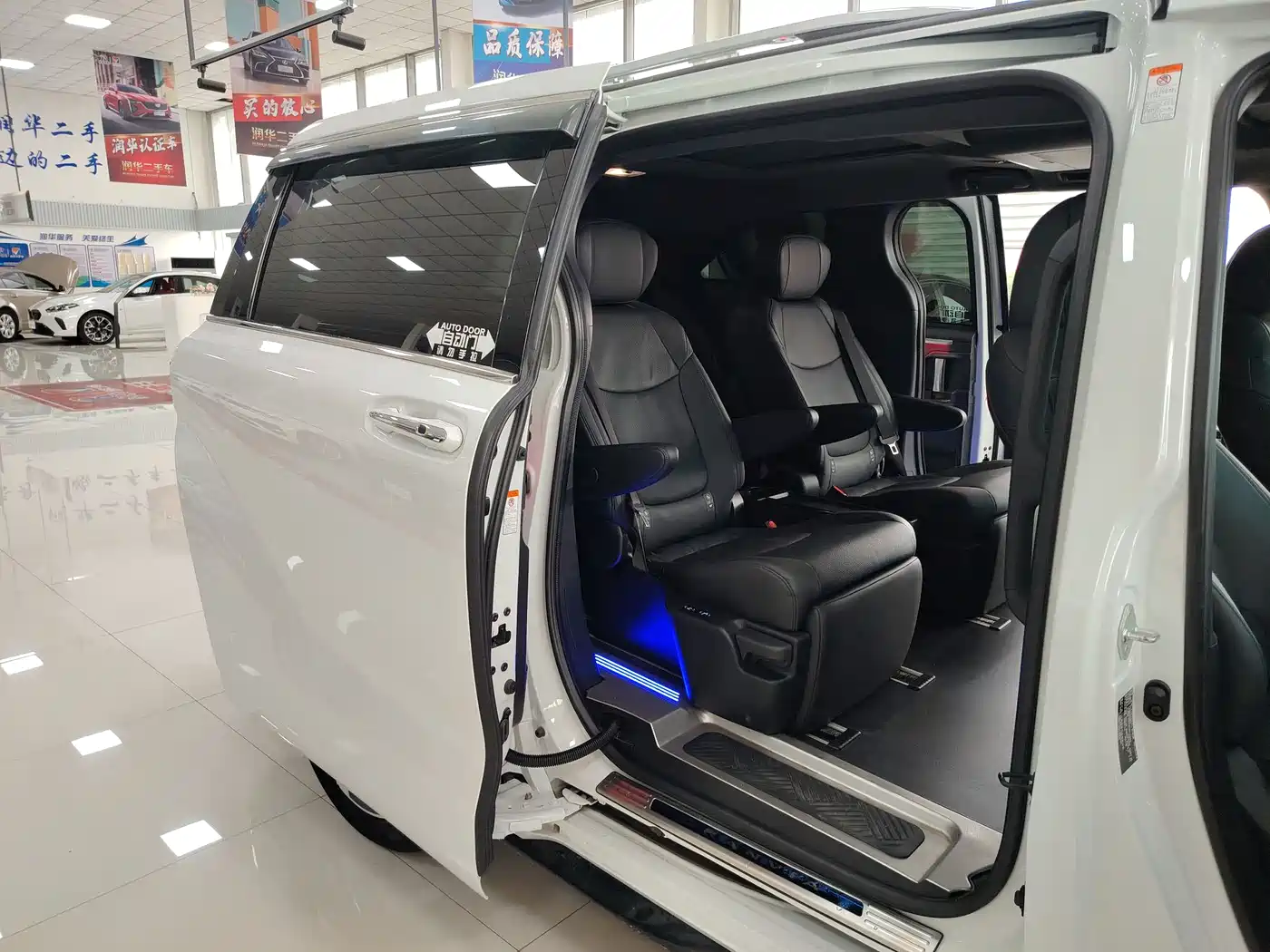 Toyota Granvia 2022 Model Year 2.5L Hybrid Flagship Edition фото 7