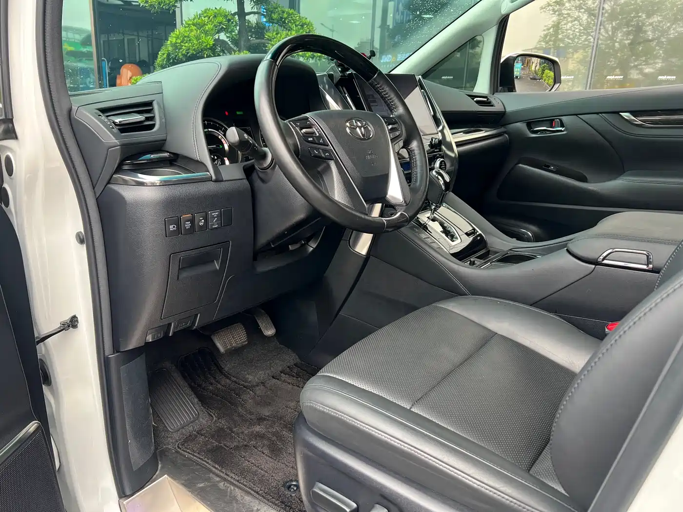 Toyota Vellfire 2020 Twin Engine 2.5L HV Premium Edition фото 2