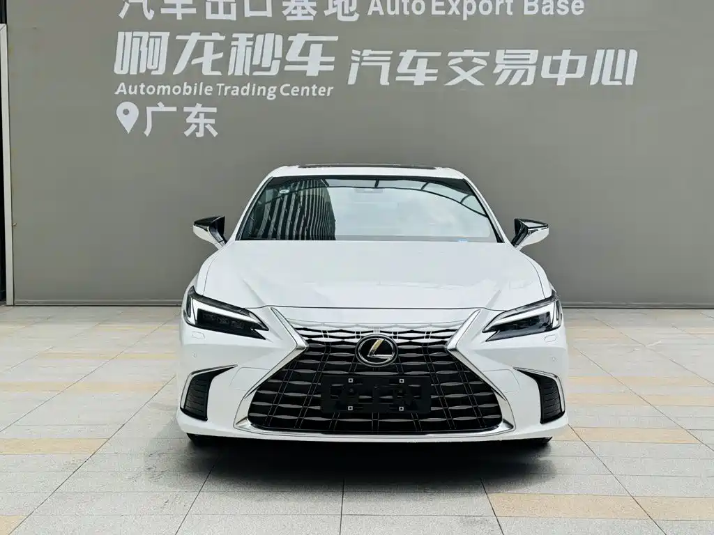 Lexus ES 2026 2025 200 Ultimate Edition