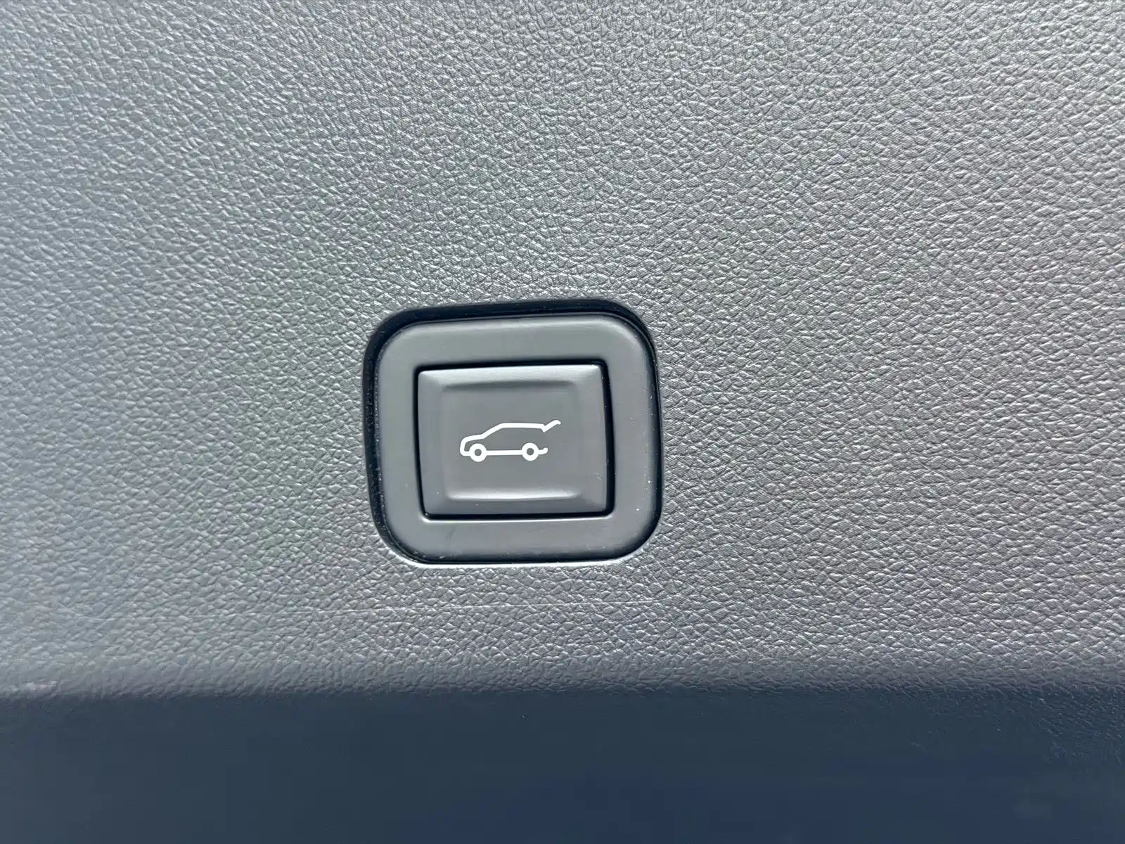Photo 22 - Cadillac XT6