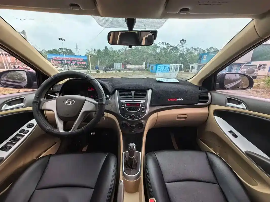 Hyundai Verna 2010 Sedan 1.4L Manual Comfort GS фото 5