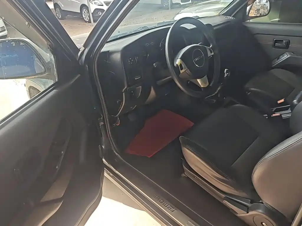 Photo 16 - Isuzu Pickup