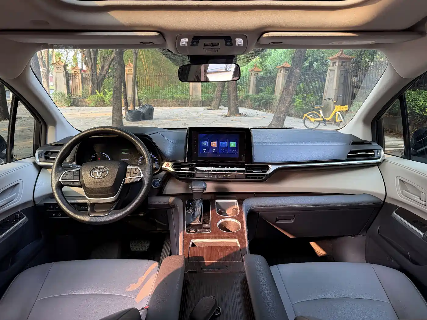 Toyota Granvia 2024 2.5L Hybrid Luxury фото 10