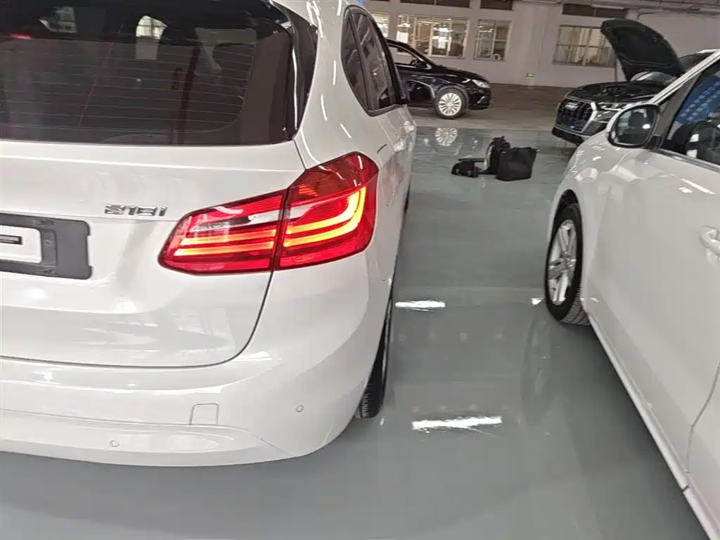 BMW 2 Series Touring 2016 218i Leading фото 8