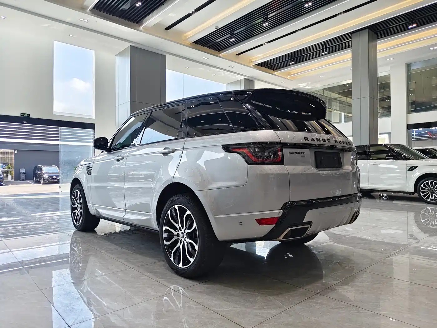 Land Rover Range Rover Sport 2022 3.0 L6 Gloss Black Edition фото 16