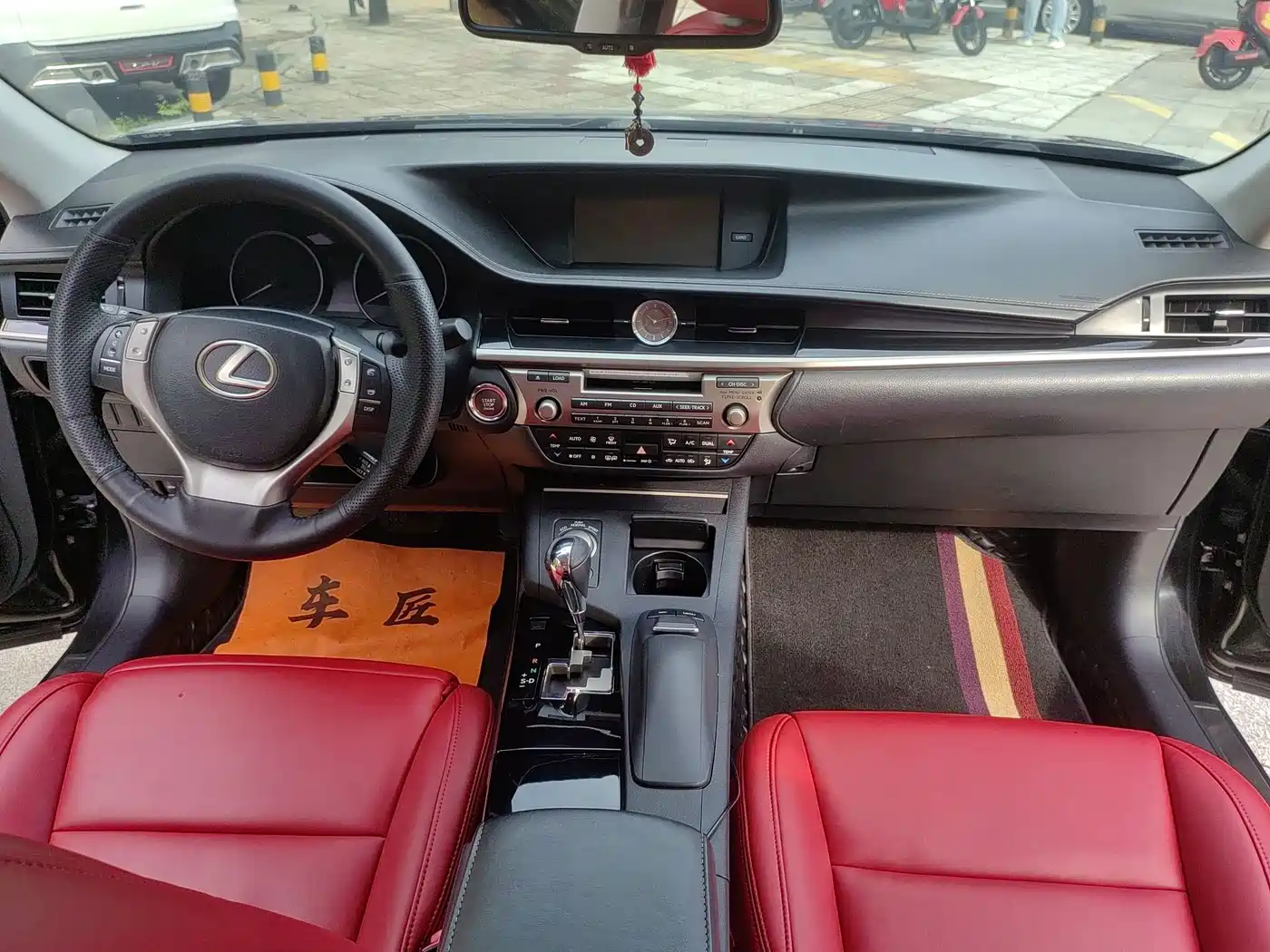 Фото 12 - Lexus ES