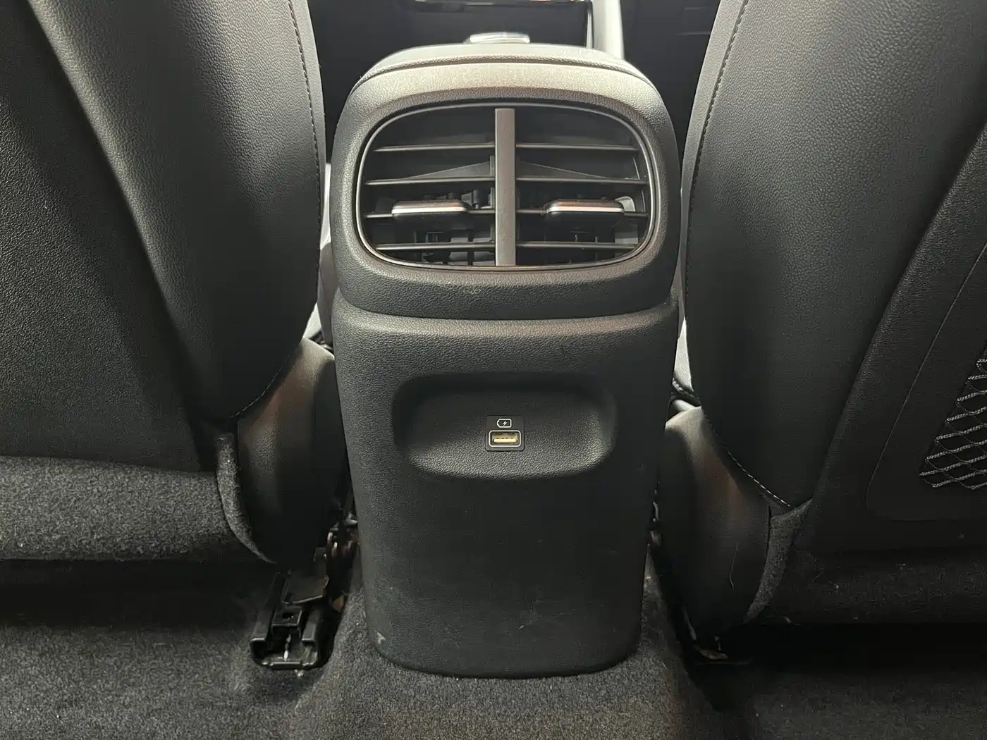 Hyundai Elantra 2022 1.5L CVT LUX Premium Edition фото 18