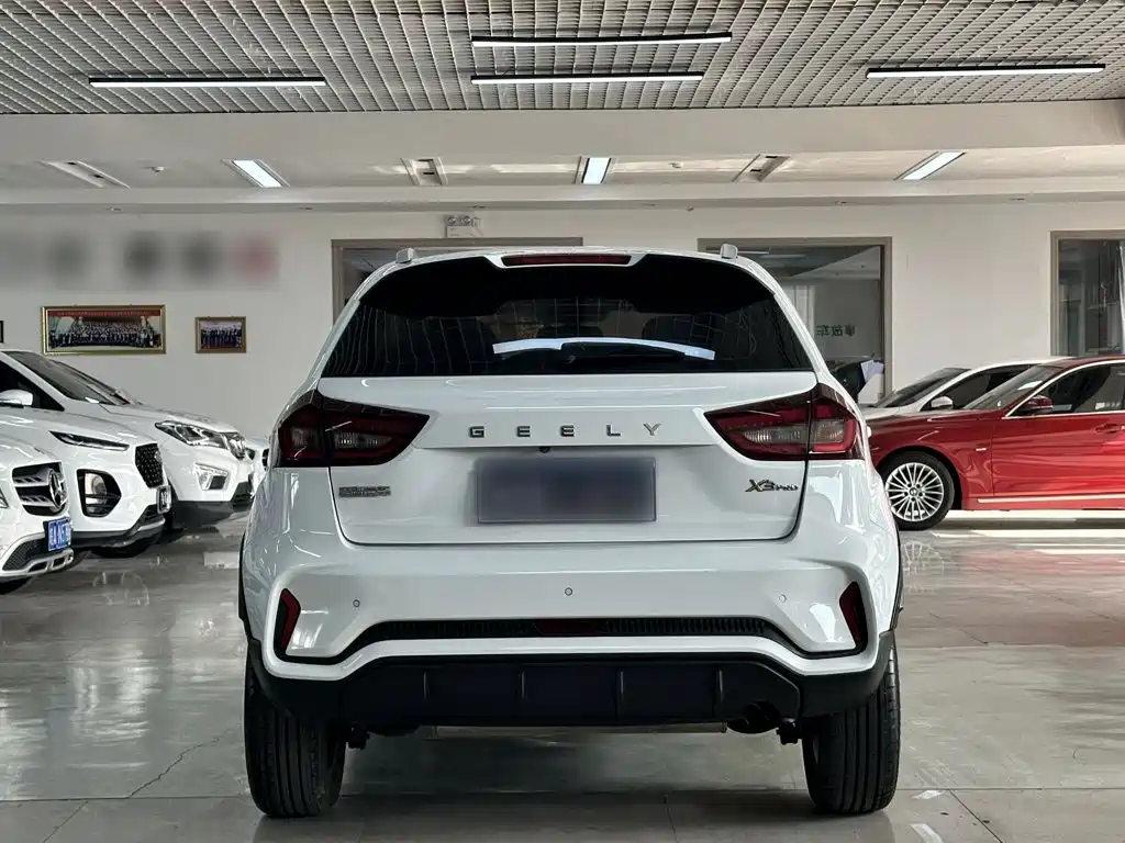 Фото 25 - Geely Vision X3