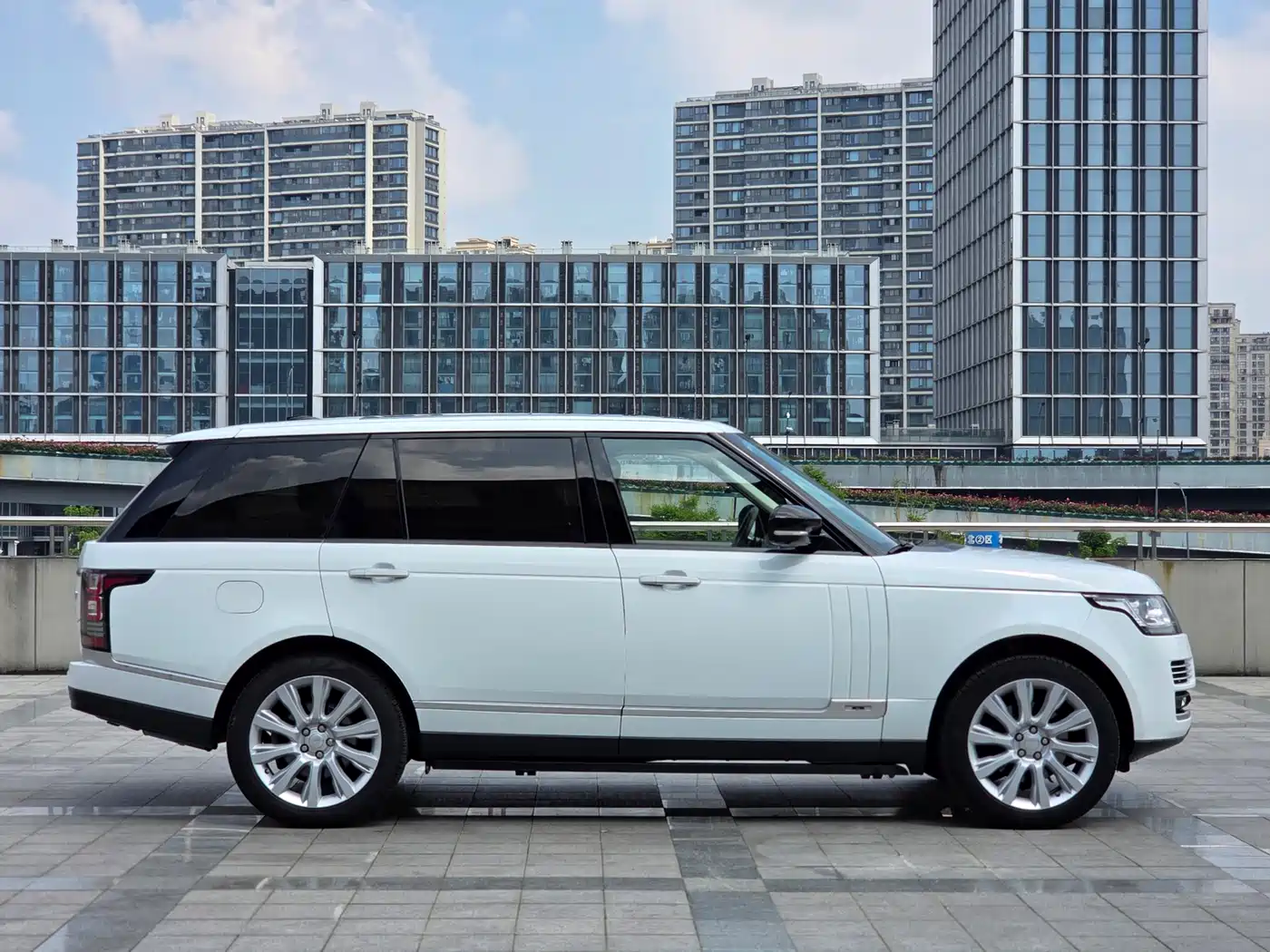 Land Rover Range Rover 2015 3.0 SC V6 Vogue SE Genesis Extended Edition фото 4