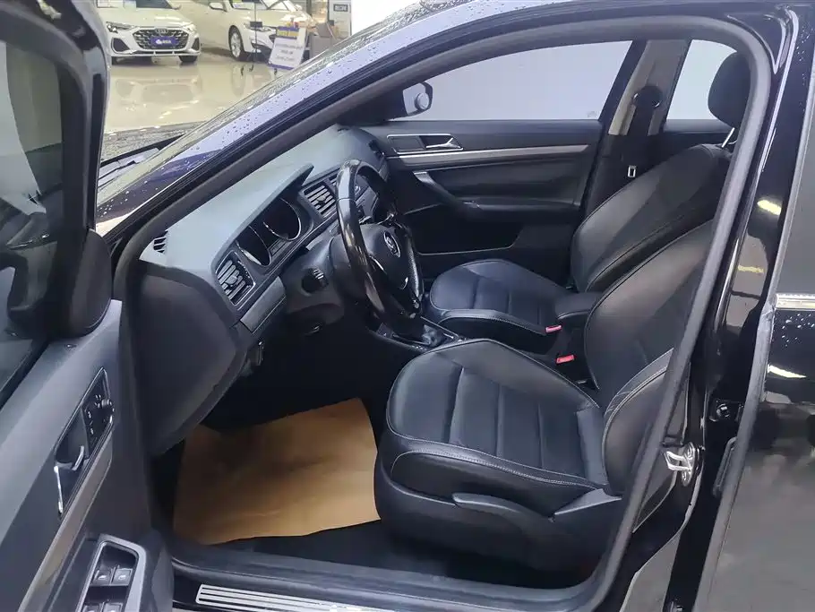 Volkswagen Lavida 2015 1.6L Automatic Comfort Edition фото 9