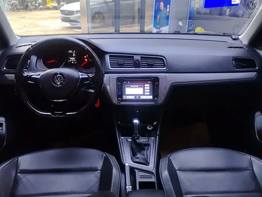 Volkswagen Lavida 2015 1.6L Automatic Comfort Edition фото 12