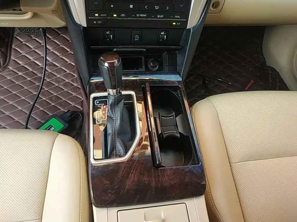 Фото 14 - Toyota Camry