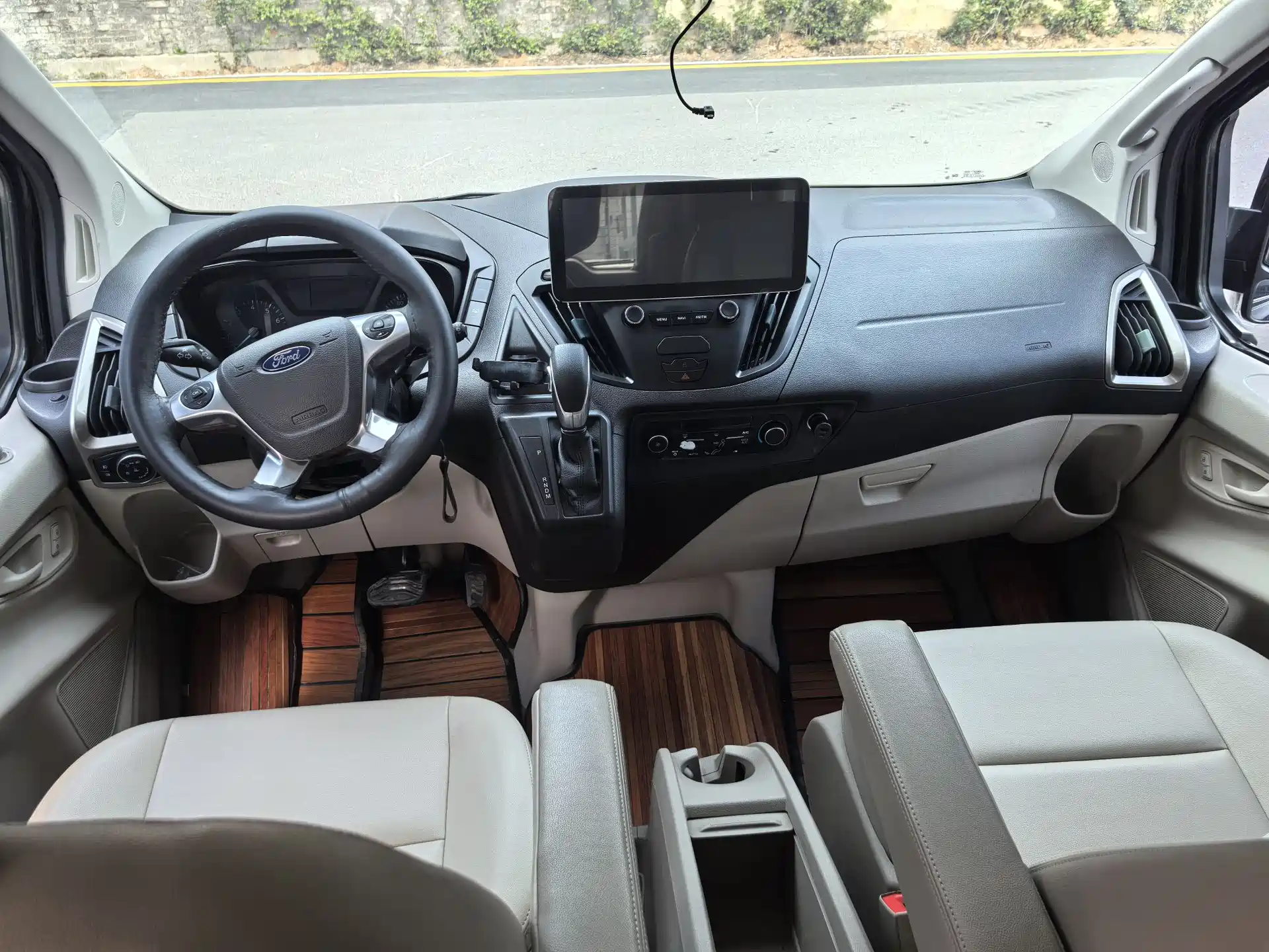 صورة 8 - Ford Tourneo