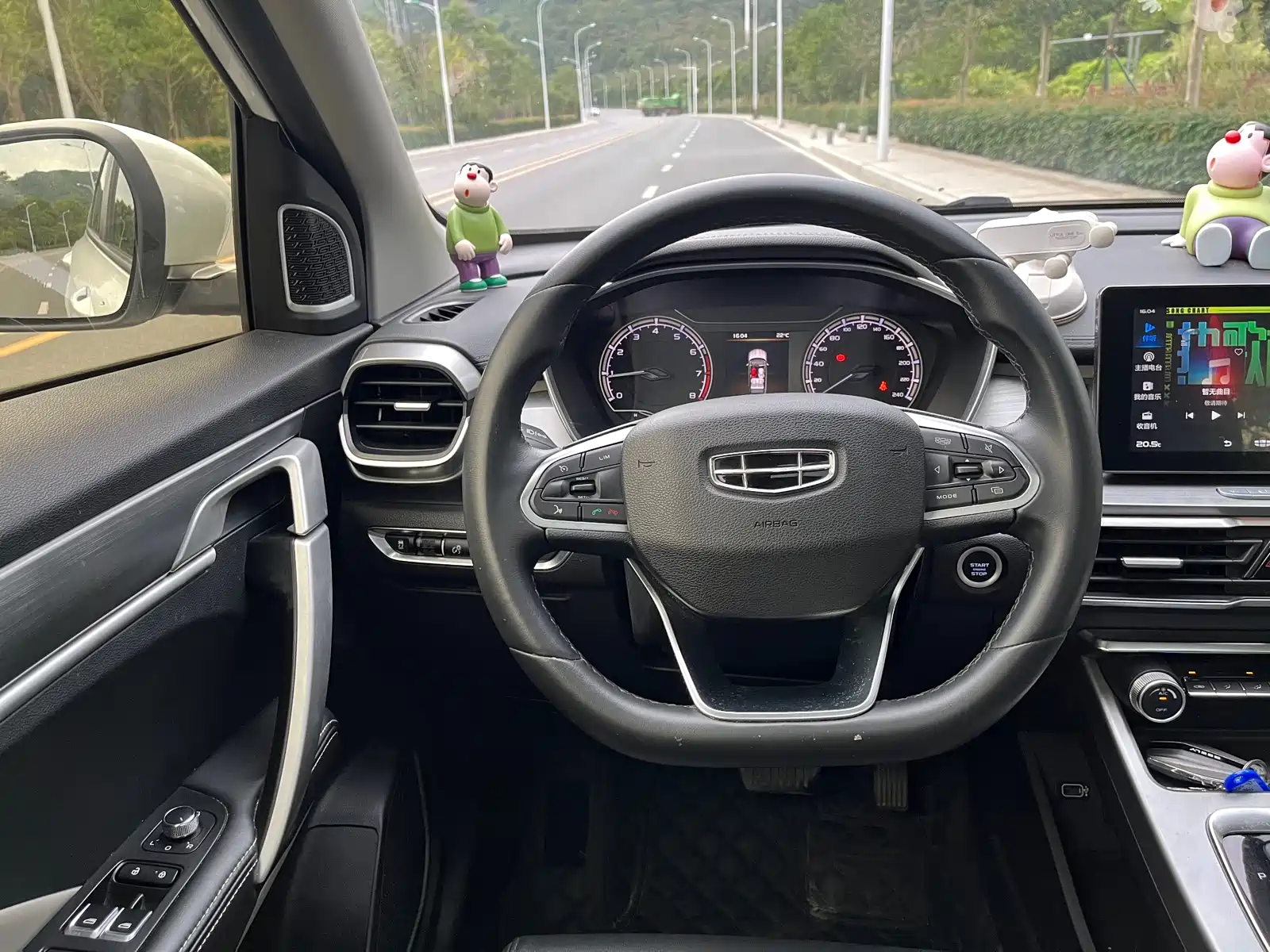 Фото 8 - Geely Coolray