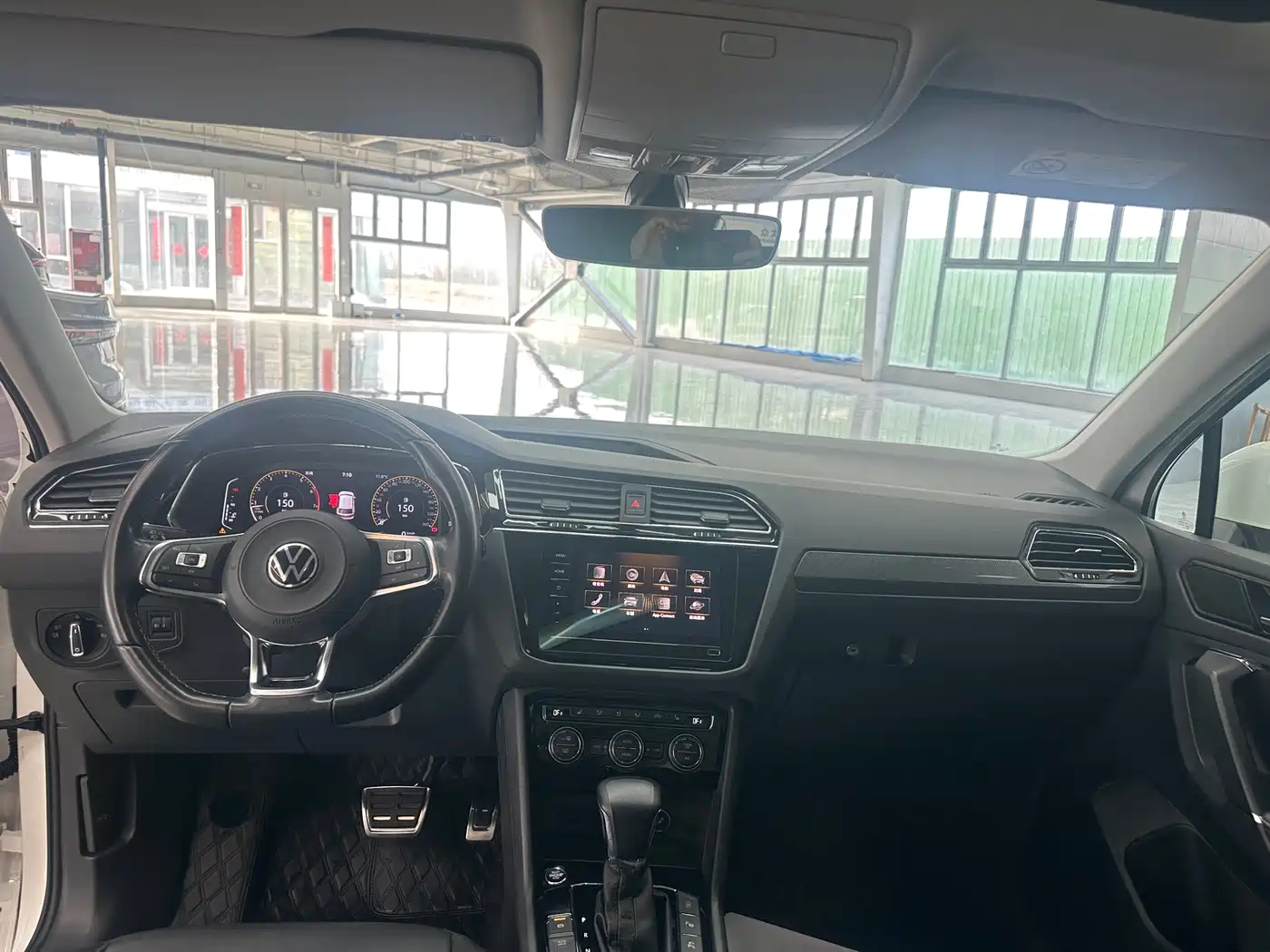 Volkswagen Tiguan L 2021 330TSI Automatic 2WD R-Line Premium фото 4