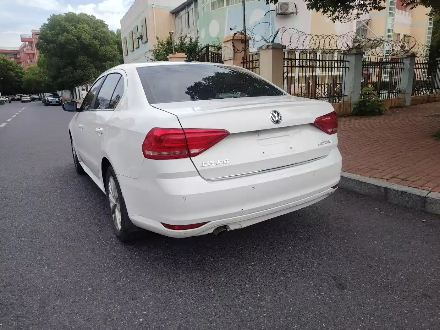 Volkswagen Lavida 2015 1.6L Automatic Comfort Edition фото 4