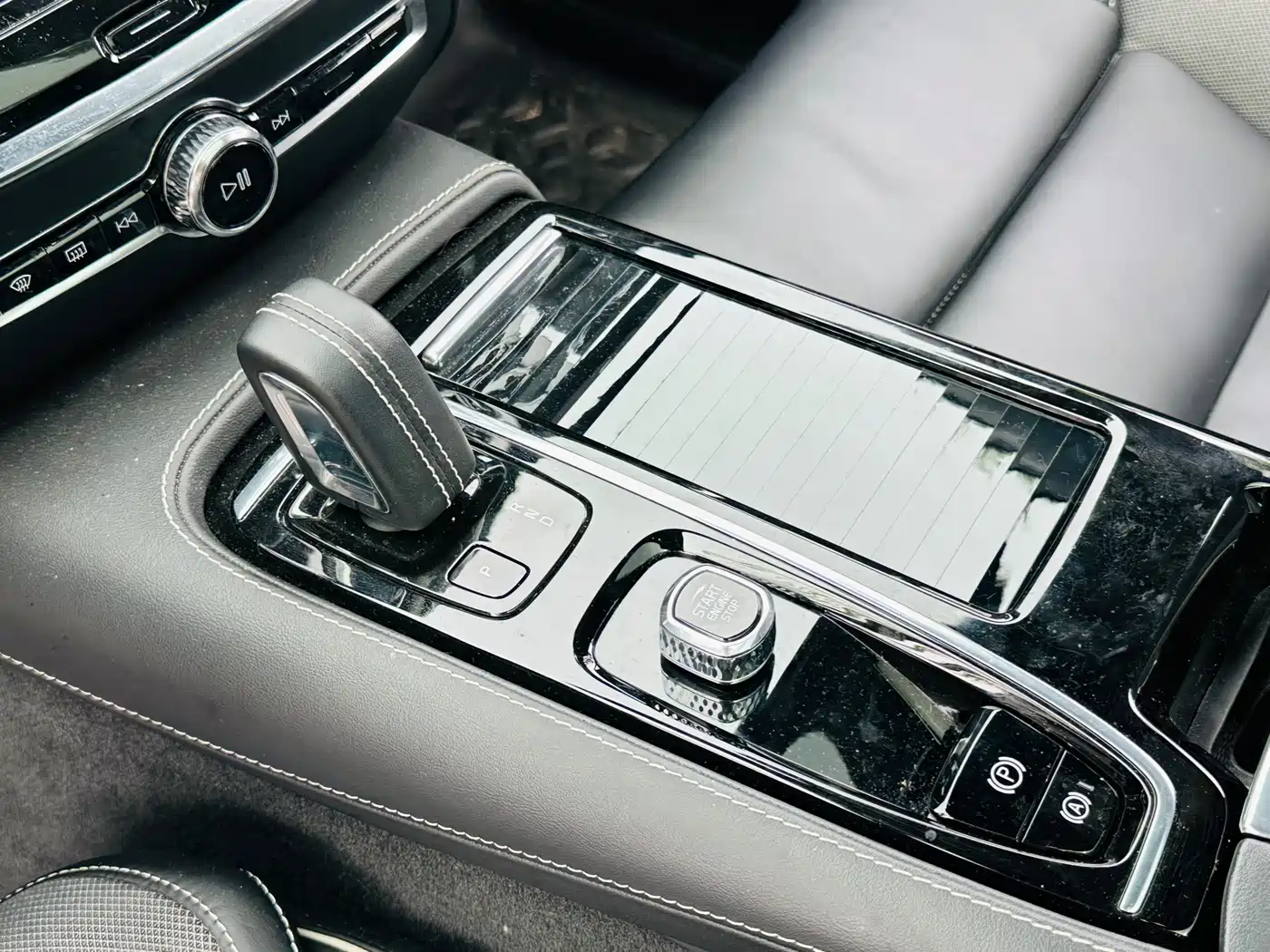 Volvo S60 Plug-in Hybrid 2021 T8 Twin Engine AWD R-Design Sport Edition фото 12