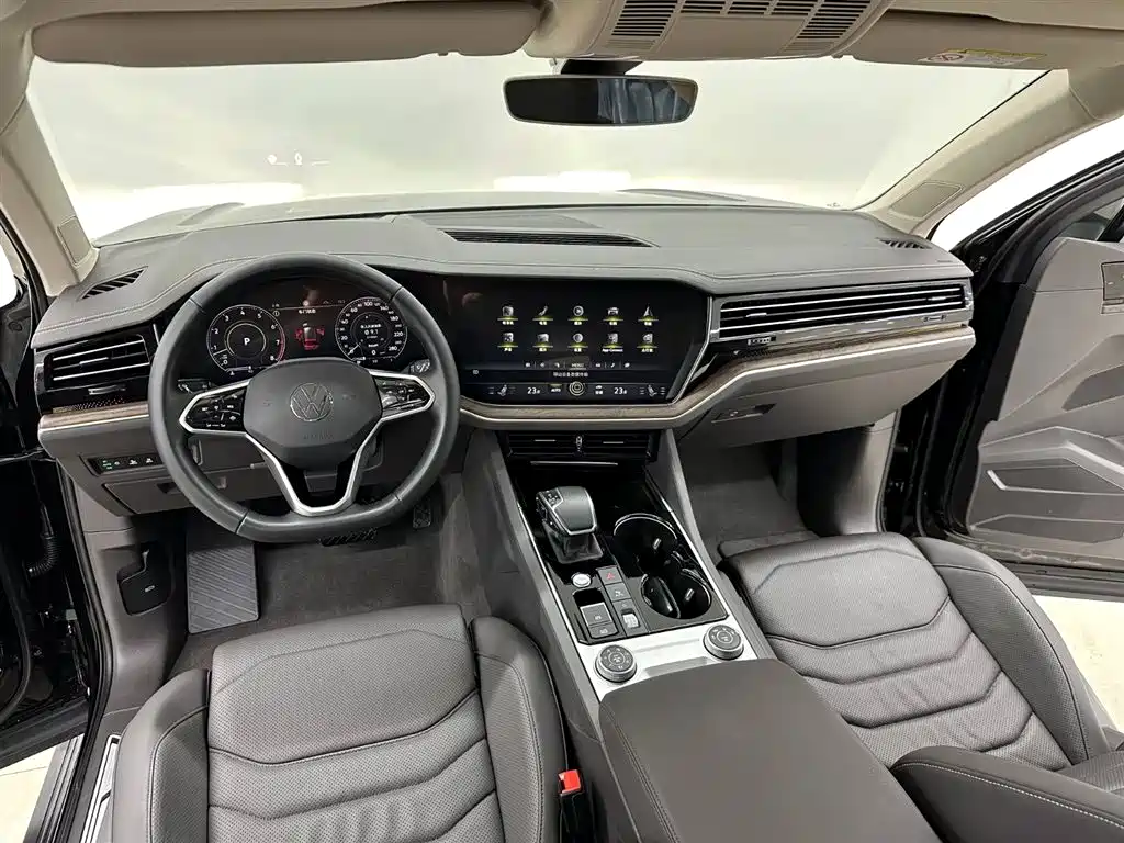 VOLKSWAGEN TOUAREG