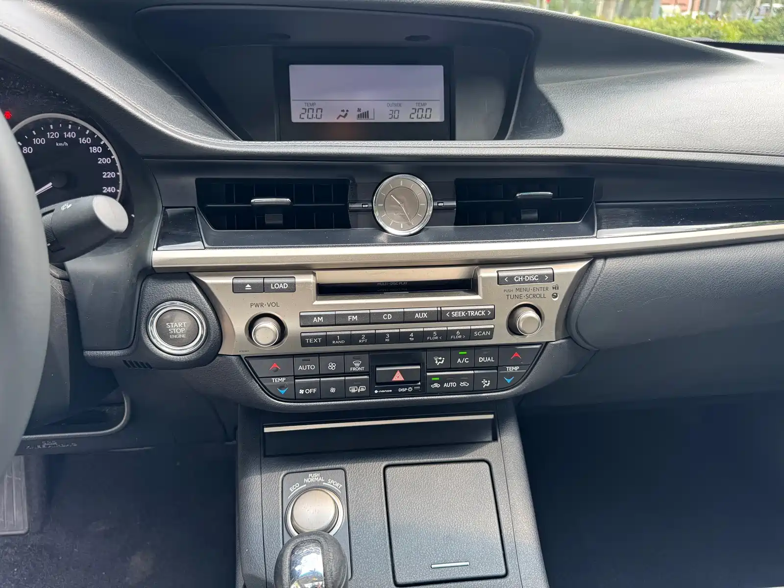 Фото 8 - Lexus ES