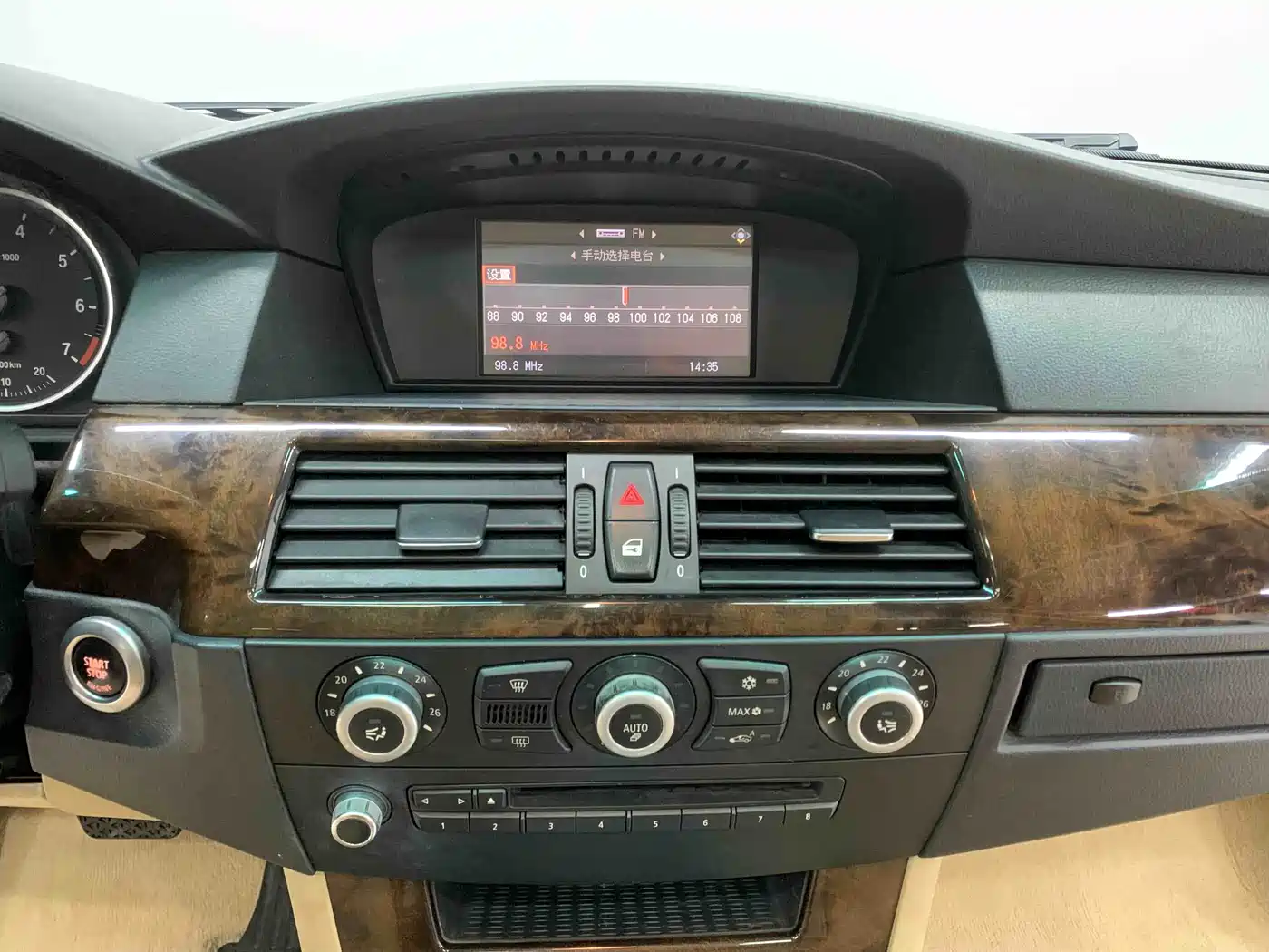 BMW 5 Series 2010 520Li Leading фото 9