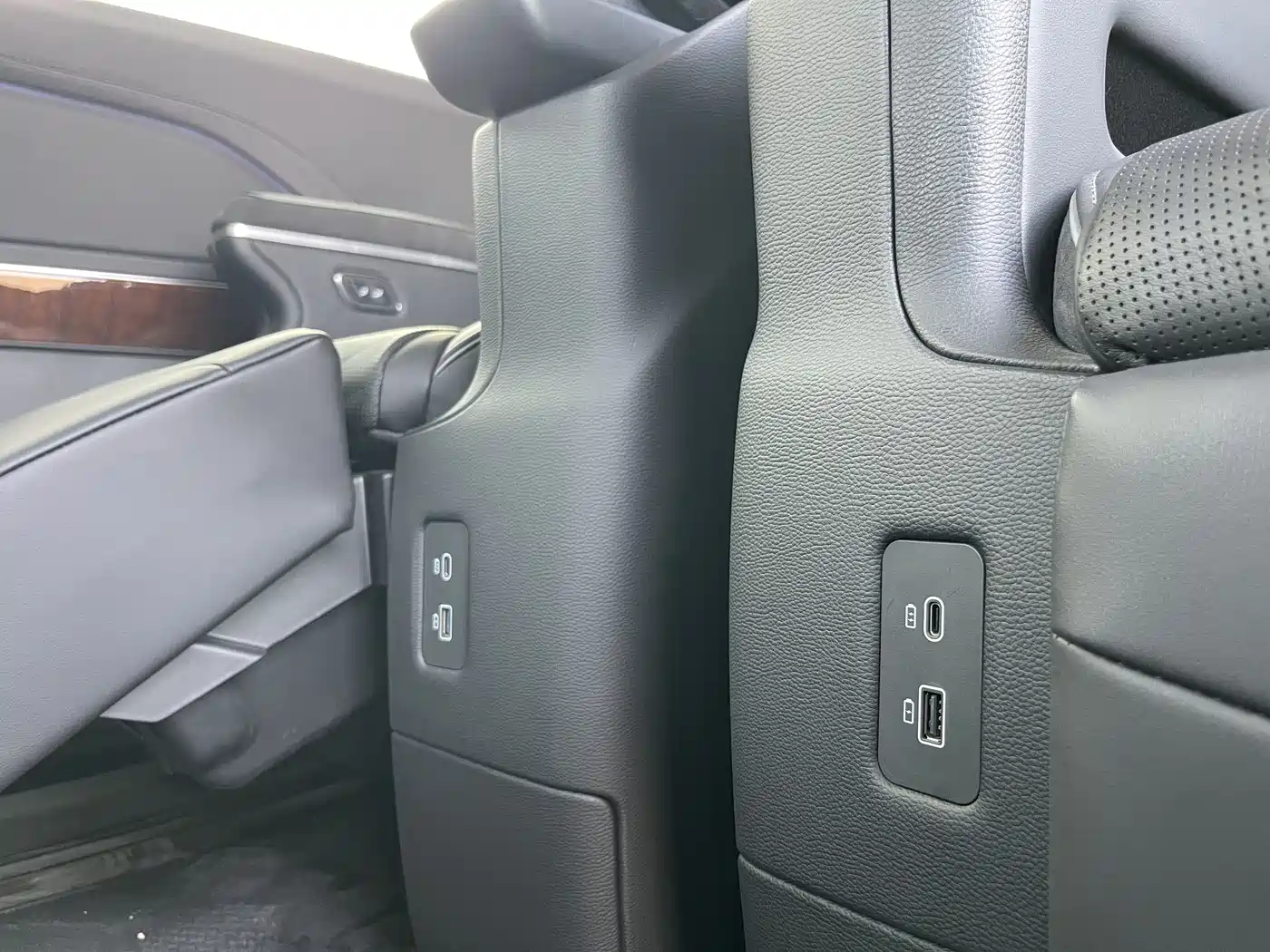 Hongqi HQ9 PHEV 2024 Model 2.0T AWD Luxury Edition фото 24