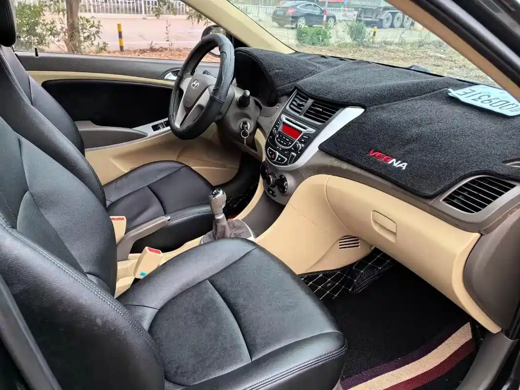 Hyundai Verna 2010 Sedan 1.4L Manual Comfort GS фото 8