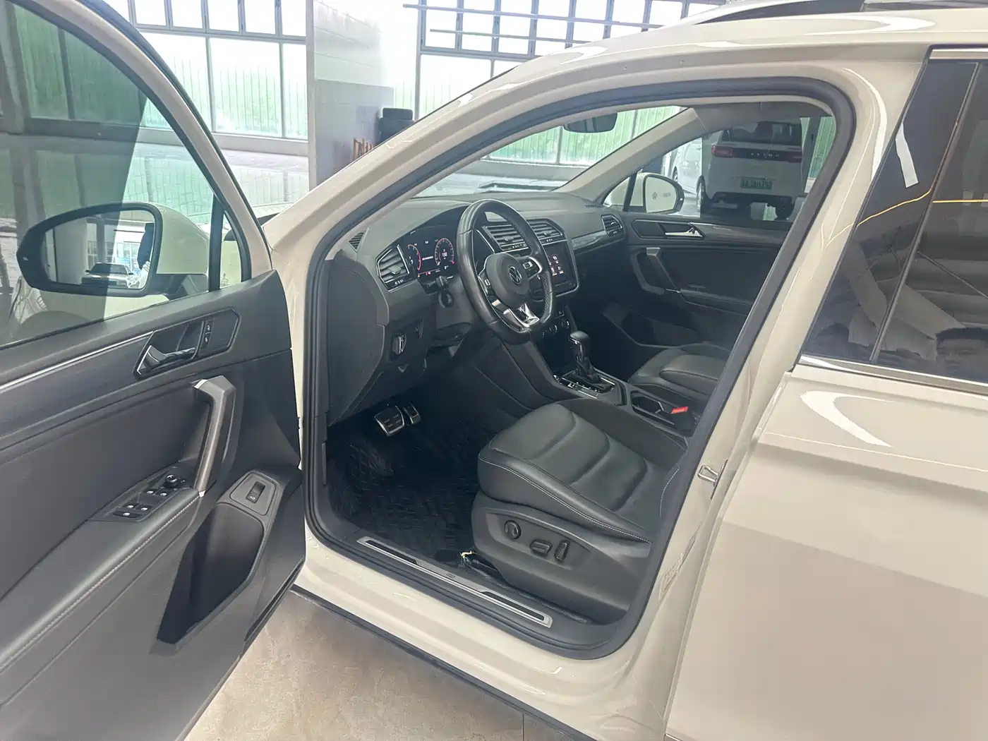 Volkswagen Tiguan L 2021 330TSI Automatic 2WD R-Line Premium фото 8