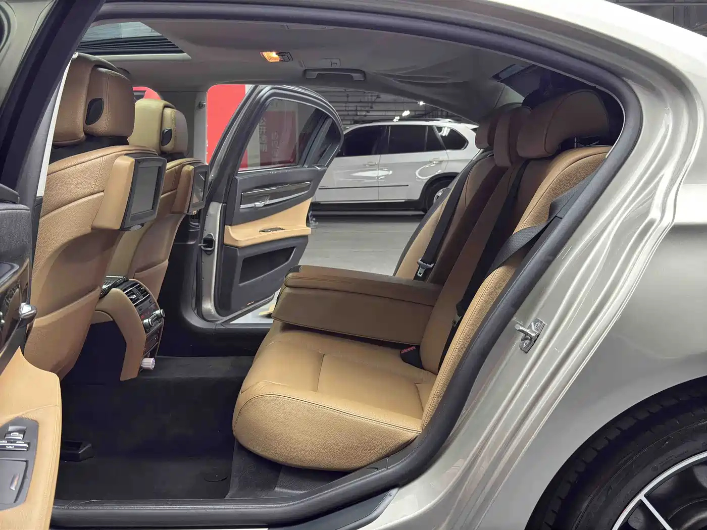 BMW 7 Series 2009 Model 740Li Leading Edition фото 7